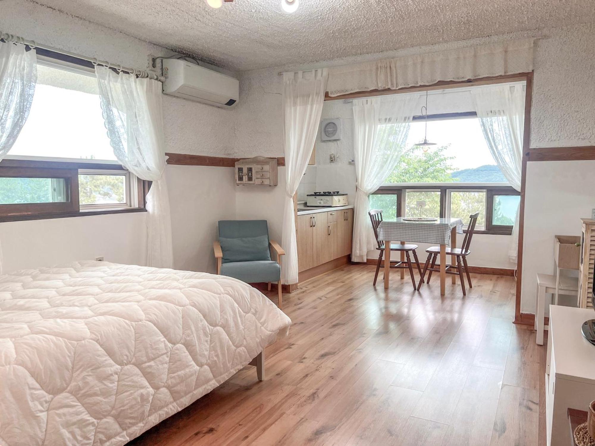 Country House Exclamation Mark & Comma Namhae Exterior photo